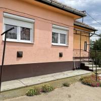 Budapesthez közel csendes utcában családi ház eladó.  ingatlan adatlap
