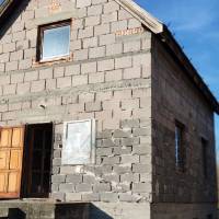 Pilis zártkerti részében tégla építésű szerkezetkész ház vált eladóvá