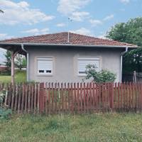Eladó felújított családi ház Pusztavacson, nagy telekkel! ingatlan